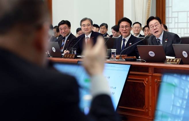 발언 듣는 이재명 대통령 - 이재명 대통령이 20일 청와대에서 열린 국무회의에서 위성락 국가안보실장의 발언을 듣고 있다. 이 대통령 왼쪽으로 김민석 국무총리, 조현 외교부 장관, 윤호중 행정안전부 장관. 2026.1.20 청와대통신사진기자단. 연합뉴스