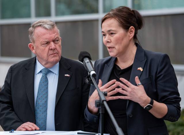 라르스 뢰케 라스무센(왼쪽) 덴마크 외무부 장관과 비비안 모츠펠트 그린란드 외무부 장관이 14일(현지 시간) JD 밴스 미국 부통령, 마코 루비오 국무부 장관과 만난 직후 워싱턴DC 덴마크 대사관 앞에서 기자회견을 갖고 있다. AFP연합뉴스