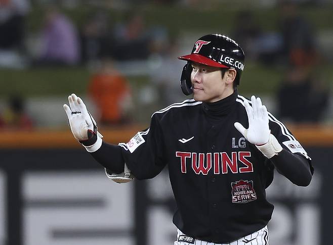 무릎 부상에서 완전히 회복한 LG 홍창기가 새 시즌 출루왕 타이틀에 도전한다. 2026시즌을 마친 뒤에는 FA 권리까지 얻게 돼 남다른 마음가짐까지 가지고 있다. 뉴시스