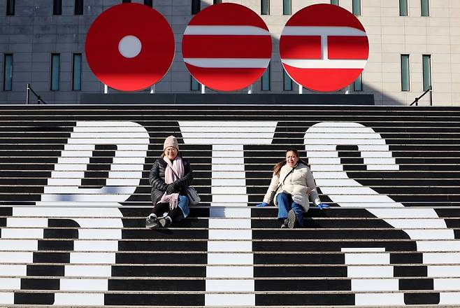 [서울=뉴시스] 이영환 기자 = 6일 오전 서울 종로구 세종문화회관 계단에 방탄소년단(BTS)의 정규 5집의 로고, 발매 일자, 팀명을 이용한 래핑이 되어 있다.  BTS의 정규 5집은 오는 3월20일 발매된다. 2026.01.06. 20hwan@newsis.com