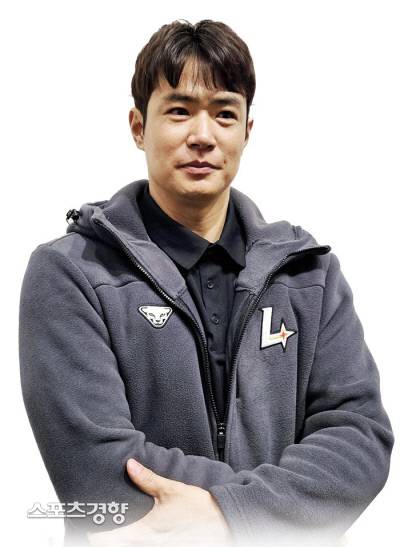 SSG 김재환이 19일 인천공항 출국장에서 새 구단에서 맞이하는 시즌 각오를 밝히고 있다.   인천공항 | 심진용 기자