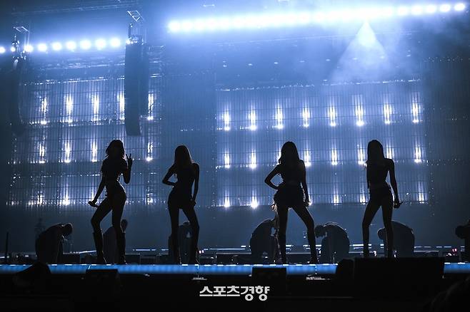 공연을 펼치고 있는 그룹 블랙핑크. YG엔터테인먼트 제공