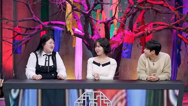 20일 방송되는 SBS Plus ‘신빨토크쇼 귀묘한 이야기 2’에 출연한 가수 겸 DJ 레이나(가운데). 사진 SBS Plus