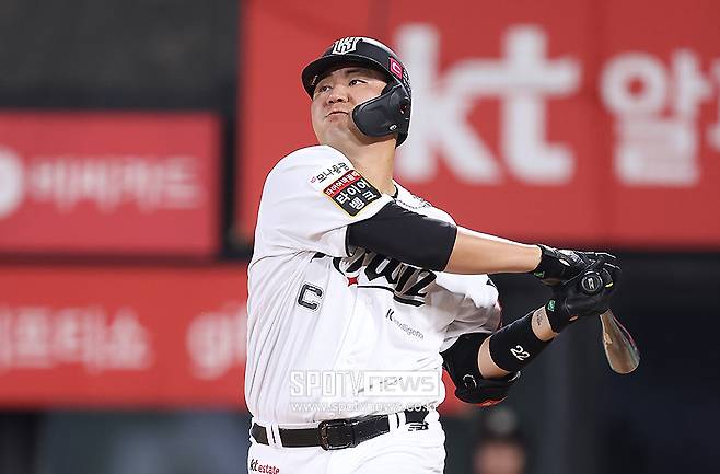 ▲ KT 위즈가 내부 자유계약 선수인 주전 포수 장성우와 또 만났다. 지난 16일 협상 테이블을 차린 뒤 18일에도 만나 대화를 나눴다. ⓒ곽혜미 기자