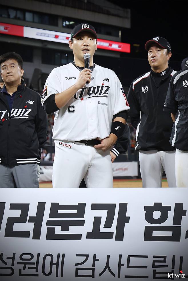 ▲ KT 위즈가 내부 자유계약 선수인 주전 포수 장성우와 또 만났다. 지난 16일 협상 테이블을 차린 뒤 18일에도 만나 대화를 나눴다. ⓒKT 위즈
