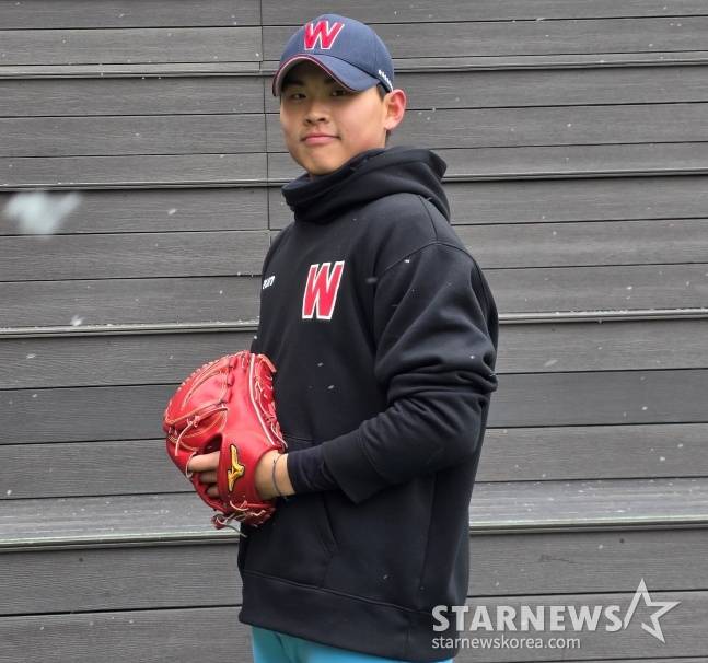 휘문고 김단이 최근 휘문고 운동장에서 스타뉴스와 만나 포즈를 취하고 있다. /사진=김동윤 기자