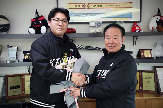 KT 장성우가 이호식 대표이사와 FA 기념 사진을 찍고 있다. /사진=KT 위즈 제공