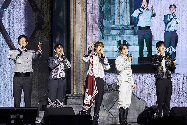 엑소, 정규 8집 'REVERXE' 발매…글로벌 차트 석권