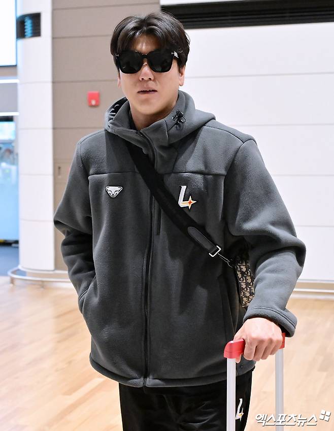 2026시즌 스프링캠프 1차 훈련 나서는 SSG 선발대가 19일 오전 인천국제공항을 통해 미국 플로리다로 출국했다.  출국 전 인터뷰하는 김광현. 인천공항, 김한준 기자