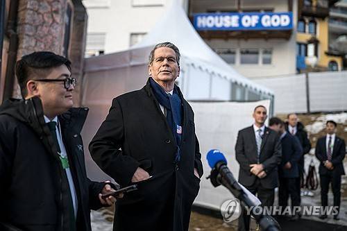스위스 찾은 베선트 재무장관 (AFP=연합뉴스) 스콧 베선트 미국 재무장관이 19일(현지시간) 스위스 다보스에서 진행 중인 세계경제포럼 연차총회 현장에서 취재진들에게 이야기하고 있다. 2026.1.19