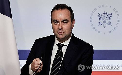 예산안 처리위해 헌법 특별조항 발동하겠다고 발표한 프랑스 총리 [AFP 연합뉴스 자료사진. 재판매 및 DB 금지]