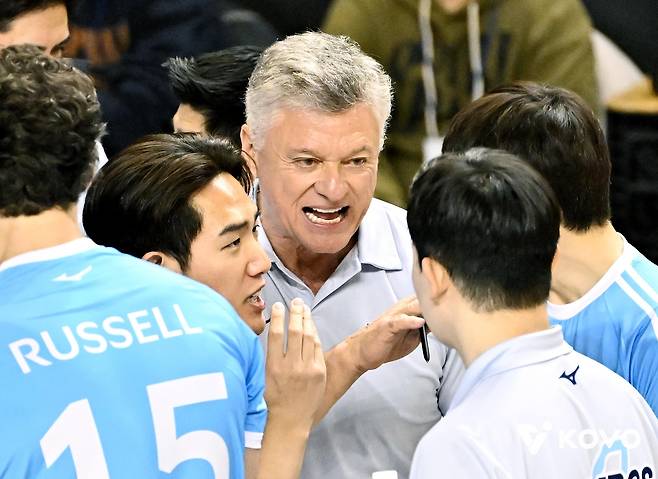 작전 지시하는 헤난 달 조토 대한항공 감독(중앙) [한국배구연맹 제공. 재판매 및 DB 금지]