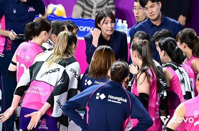 작전 지시하는 요시하라 도모코 흥국생명 감독(중앙) [한국배구연맹 제공. 재판매 및 DB 금지]