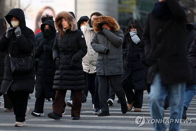 한파 (서울=연합뉴스) 윤동진 기자 = 한파특보가 발령된 20일 서울 세종대로 사거리에서 시민들이 횡단보도를 건너고 있다. 2026.1.20 mon@yna.co.kr