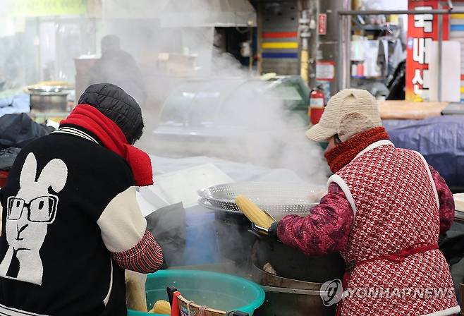 '김이 모락모락' (전주=연합뉴스) 김동철 기자 = 절기상 대한인 20일 전북 전주시 완산구 중앙시장에서 상인들이 매서운 날씨에도 옥수수를 찌며 손님들을 기다리고 있다. 2026.1.20 sollenso@yna.co.kr
