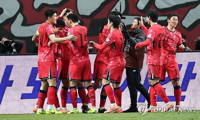 동료 선수들과 기뻐하는 이태석 (서울=연합뉴스) 김인철 기자 = 18일 서울 마포구 서울월드컵경기장에서 열린 남자축구 국가대표 A매치 평가전 대한민국과 가나의 경기. 후반전 선취골을 넣은 이태석이 동료 선수들과 기뻐하고 있다. 2025.11.18 yatoya@yna.co.kr