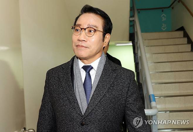 '인사 비리 의혹' 최경식 남원시장 경찰 조사 (전주=연합뉴스) 나보배 기자 = 인사에 부당한 개입을 한 의혹을 받는 최경식 전북 남원시장이 8일 조사를 받기 위해 전북경찰청에 출석하고 있다. 2026.1.8 warm@yna.co.kr