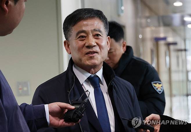 '뇌물수수 의혹' 정성주 김제시장 경찰 조사 (전주=연합뉴스) 나보배 기자 = 뇌물수수 의혹을 받는 정성주 전북 김제시장이 조사받기 위해 16일 전북경찰청에 출석하고 있다. 정 시장은 취재진에게 "진실은 곧 밝혀지리라 생각한다"며 "조사에 성실히 응답하겠다"고 말했다. 2025.12.16 warm@yna.co.kr