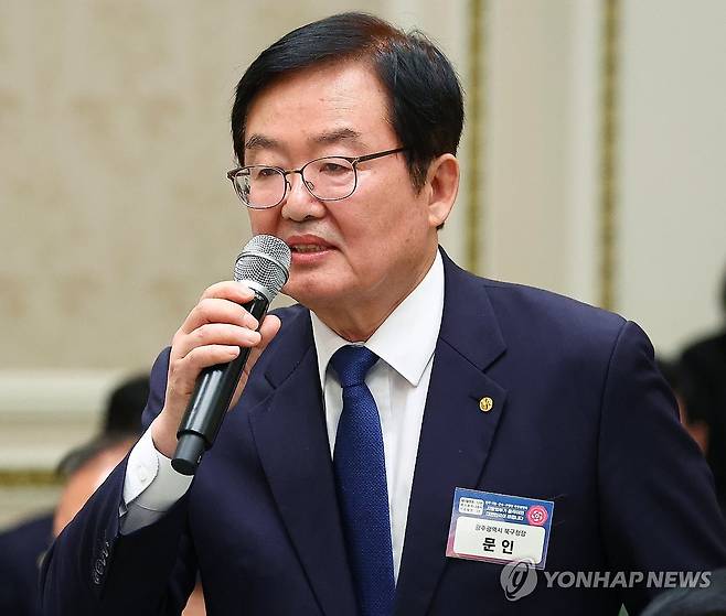 정책건의 하는 문인 광주 북구청장 [연합뉴스 자료사진]