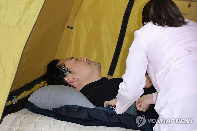진찰 받는 장동혁 대표 (서울=연합뉴스) 신현우 기자 = 더불어민주당에 통일교·공천헌금 '쌍특검' 수용을 요구하며 엿새째 단식 농성 중인 국민의힘 장동혁 대표가 20일 국회 로텐더홀에 마련한 단식 농성장에서 진찰을 받고 있다. 2026.1.20 nowwego@yna.co.kr