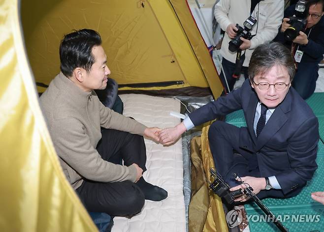 '단식 엿새째' 국민의힘 장동혁 대표 찾은 유승민 전 의원 (서울=연합뉴스) 신현우 기자 = 더불어민주당에 통일교·공천헌금 '쌍특검' 수용을 요구하며 엿새째 단식 농성 중인 국민의힘 장동혁 대표가 20일 국회 로텐더홀 단식 농성장을 찾은 유승민 전 의원과 대화하고 있다. 2026.1.20 nowwego@yna.co.kr