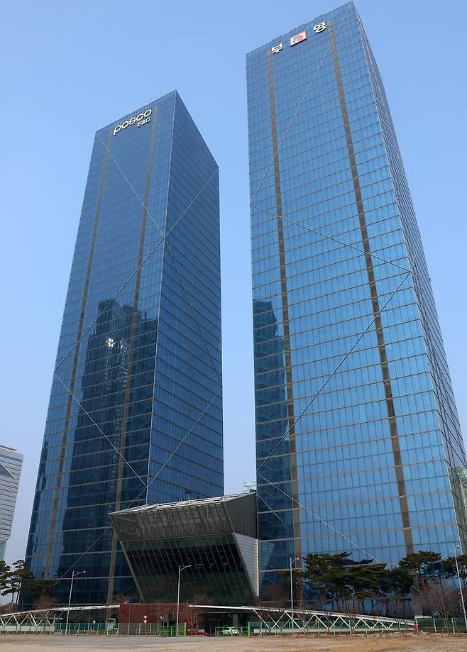 인천 연수구 송도에 위치한 재외동포청 청사(오른쪽) (서울=연합뉴스)인천 연수구 송도에 위치한 재외동포청 청사(오른쪽). 동포청은 이 건물 34~36층에 입주해 있다. [재외동포청 제공]