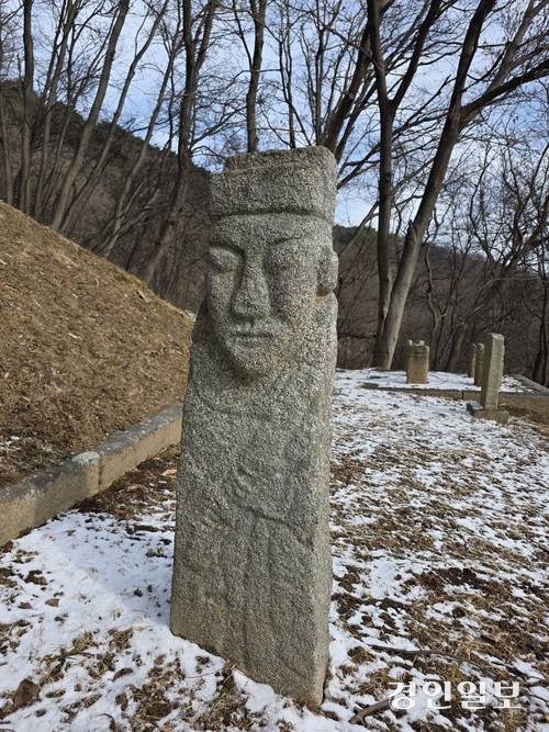 홍릉의 봉분을 지키는 석인상 4기 중 하나. 문신의 모습인데 옷깃과 홀을 들고 있는 손의 모양까지 그대로 남아 있다. 2026.1.19 /정진오기자 schild@kyeongin.com