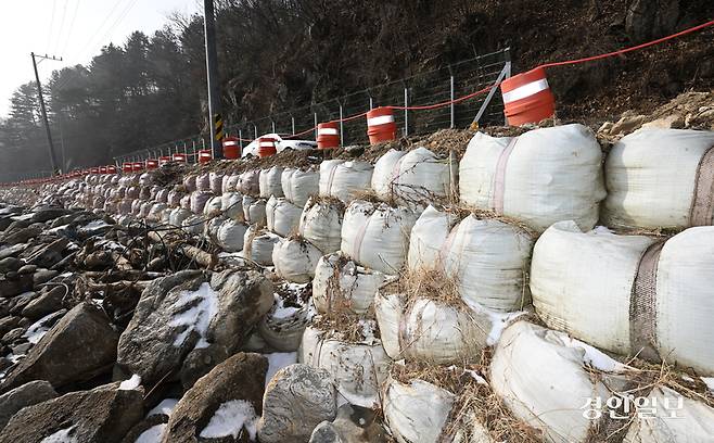 지난해 발생한 폭우로 가평군 조종면 일대에 큰 피해가 발생했지만 복구가 충분히 이뤄지지 않고 있다. 사진은 18일 가평군 조종면 일대에서 지난해 폭우로 인해 농경지·도로 주변 시설이 훼손된 채 복구가 지연되고 있는 현장. 2026.1.18 /최은성기자 ces7198@kyeongin.com