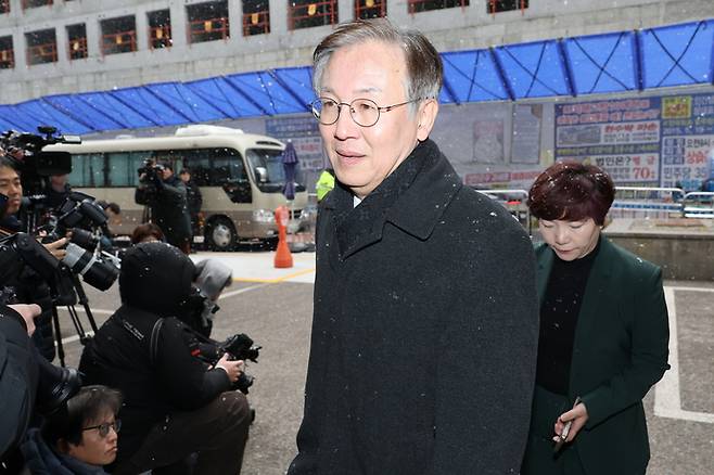 한동수 더불어민주당 윤리심판원장 12일 서울 여의도 중앙당사에서 열린 윤리위원회에 참석하기 위해 건물로 들어서고 있다. 사진=연합뉴스