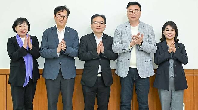 김태은 의정부시의회 '역세권 도시개발사업 연구회' 대표의원(오른쪽 두 번째)이 최종보고회를 마친 뒤 기념촬영하고 있다. 사진=의정부시의회