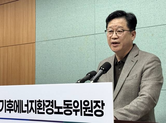 안호영 국회의원이 21일 전북특별자치도의회 브리핑룸에서 기자회견을 열고 있다./연합뉴스