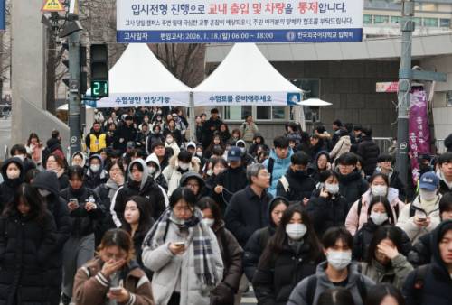18일 서울 동대문구 한국외국어대학교에서 2026학년도 편입학 필기고사를 치른 수험생들이 고사장을 나서고 있다. 연합뉴스