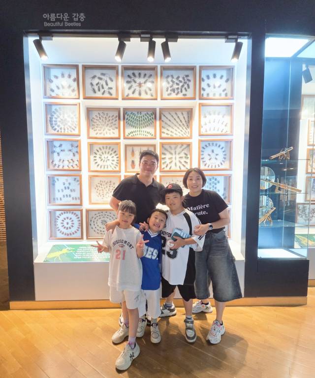 김승우·윤소희 부부와 세 자녀는 지난해 6월 곤충박물관인 무주반디랜드를 방문했다. 박물관은 이들 가족이 여행 시 필수로 방문하는 코스다. 윤소희 씨 제공