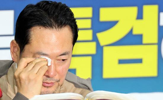 국민의힘 장동혁 대표가 21일 서울 여의도 국회 로텐더홀 단식 농성장에서 눈물을 닦고 있다.연합뉴스
