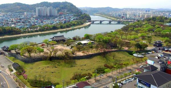 촉석루와 진주성 일대.