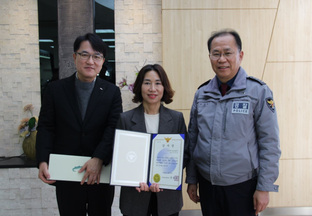 부산 영도경찰서는 적극적인 조치를 통해 보이스피싱 사기 피해 2건을 막은 부산은행 영도금융센터 직원 신 모(52) 씨에게 감사장을 수여했다. 부산 영도경찰서 제공