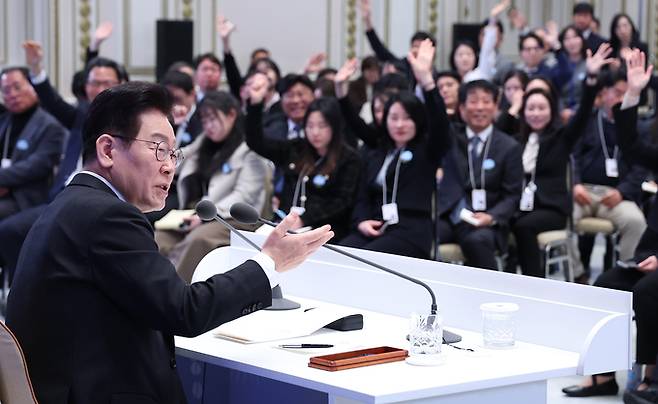 ▲ 이재명 대통령이 21일 청와대 영빈관에서 열린 신년기자회견에서 취재진 질문을 받고 있다.연합