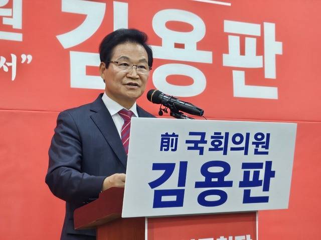 김용판 전 국회의원이 21일 국민의힘 대구시당에서 출마기자회견을 열고 6·3 지방선거 대구 달서구청장 출마를 공식 선언하고 있다. 이혜림 기자