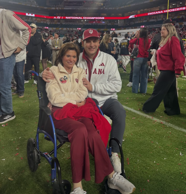 어머니와 함께 포즈를 취한 멘도사(사진=SNS 갈무리)