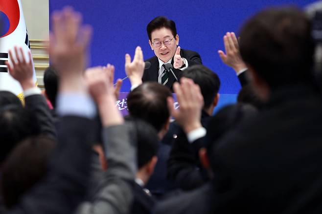 이재명 대통령이 21일 청와대 영빈관에서 열린 2026년 신년 기자회견에서 질문을 받고 있다.(사진=뉴시스)