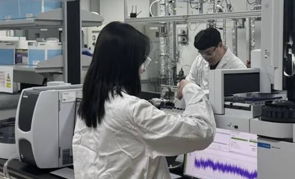 카본코 연구원이 이산화탄소 흡수제를 실험하고 있다./사진=DL이앤씨
