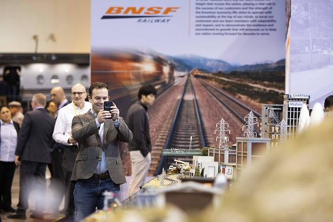 지난 2024년 벅셔 해서웨이 주주총회에 전시된 BNSF 철도 모형 기차. 사진=연합AP