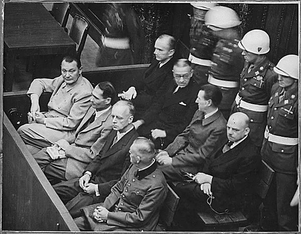 1946년 뉘른베르크 전범재판정에 나온 헤르만 괴링(왼쪽 위) 등 나치 전범들.