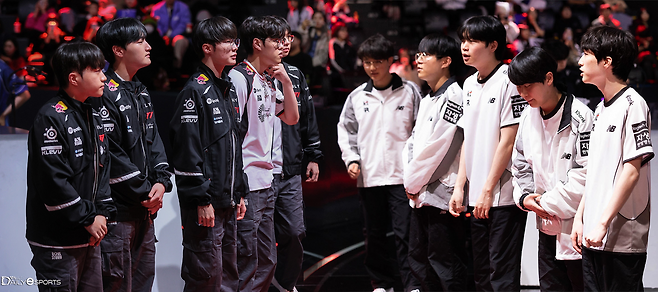 T1(왼쪽)과 KT 롤스터.