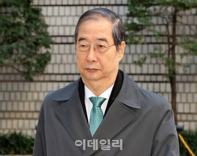 윤석열 전 대통령의 12·3 비상계엄을 적극적으로 말리지 않은 혐의로 재판에 넘겨진 한덕수 전 국무총리가 지난해 10월 12일 서울 서초구 서울중앙지방법원에서 열린 내란 우두머리 종사 혐의 1심 속행 공판에 출석하고 있다. (사진=이데일리 방인권 기자)