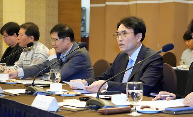 권창준 고용노동부 차관이 지난해 11월 12일 서울 로얄호텔에서 고용보험 제도개선 TF 첫 회의를 주재하고 있다.(사진=고용노동부)