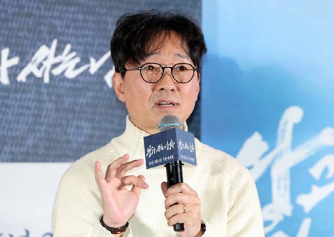 장항준 감독이 21일 오후 서울 강남구 코엑스 메가박스점에서 열린 영화 왕과 사는 남자 기자간담회에서 취재진 질문에 답변하고 있다. '왕과 사는 남자'는 1457년 청령포, 마을의 부흥을 위해 유배지를 자처한 촌장과 왕위에서 쫓겨나 유배된 어린 선왕의 이야기로, 내달 4일 개봉한다.(사진=뉴스1)