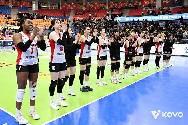 페퍼저축은행 선수들이 현대건설을 이긴 뒤 관중들에게 인사를 하고 있다. 사진=KOVO