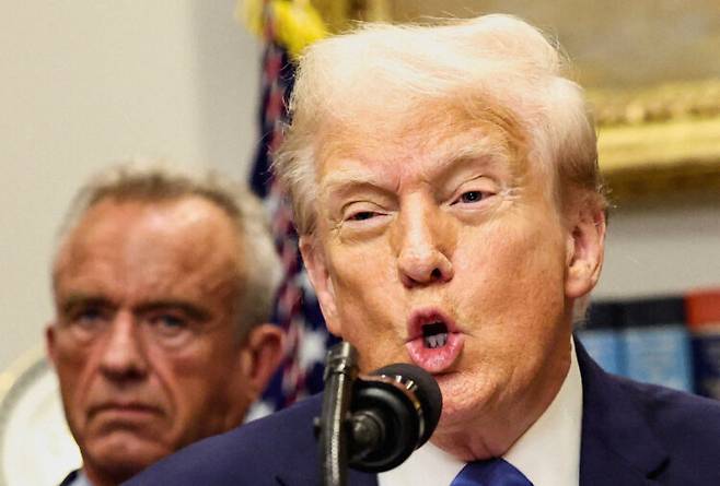 도널드 트럼프 미국 대통령이 2025년 9월 22일 백악관 기자회견에서 타이레놀이 자폐를 유발한다며 임신부와 어린아이에게 복용을 중지시키겠다고 말하고 있다. 뒤에 로버트 케네디 주니어 미국 보건복지부 장관이 보인다. 로이터=연합뉴스