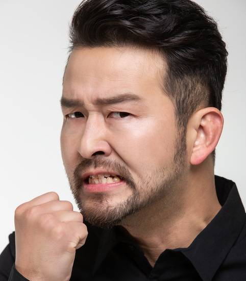 각오를 다지거나 일에 집중할 때, 스트레스를 받을 때는 보통 이를 악물게 마련이다. 하지만 낮 시간에 자신도 모르게 습관적으로 이를 꽉 무는 사람이 뜻밖에 너무 많다. 이는 턱관절 장애, 치아 마모 및 파절, 두통을 일으킬 수 있다. 턱관절을 풀어주는 동작, 스트레스 관리, 올바른 생활습관이 필요하다. 심하면 치과를 찾아 상담을 받는 게 좋다. 사진=게티이미지뱅크